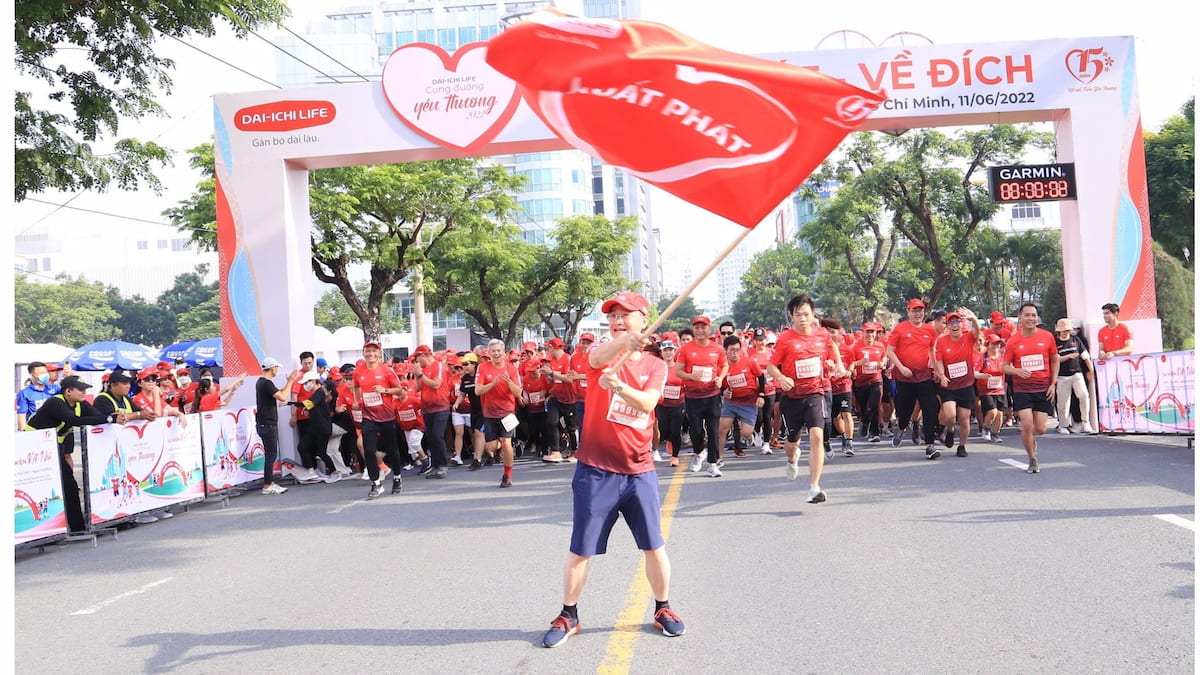cung-duong-yeu-thuong-hcm Ông Ngô Việt Phương - Phó Tổng Giám đốc Kinh doanh Dai-ichi Life Việt Nam thực hiện nghi thức "Xuất phát" tại Sự kiện Kết Nối Dai-ichi Life - Cung Đường Yêu Thương 2022